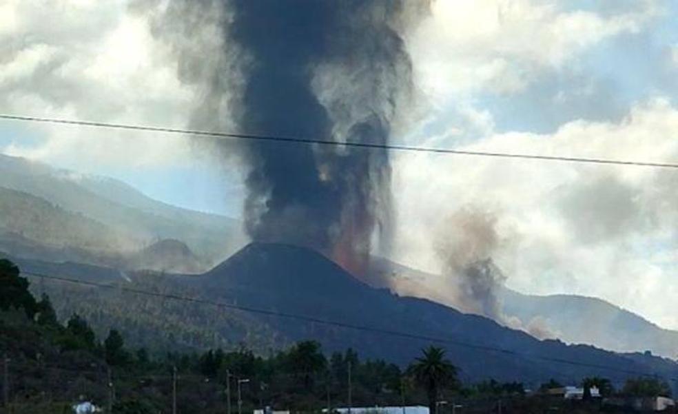 El cono del volcán de La Palma se desmorona