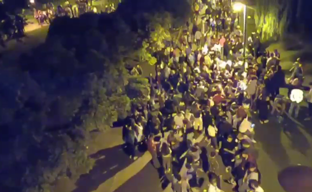 Dos detenidos por lanzar botellas a la Policía Local en el Parque del Ebro