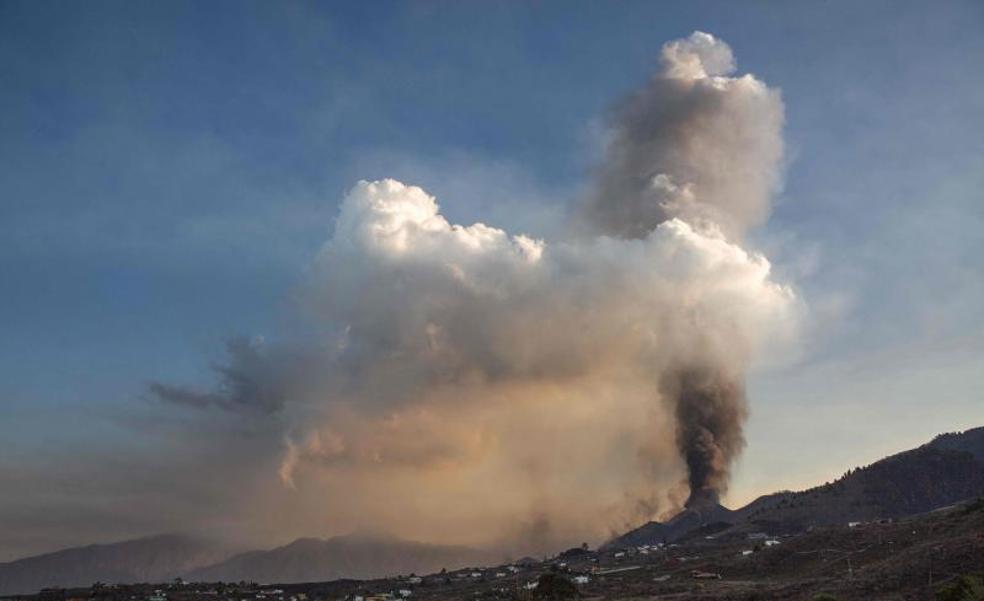 La lava se adentra de nuevo en Todoque y destruye la iglesia y el consultorio médico