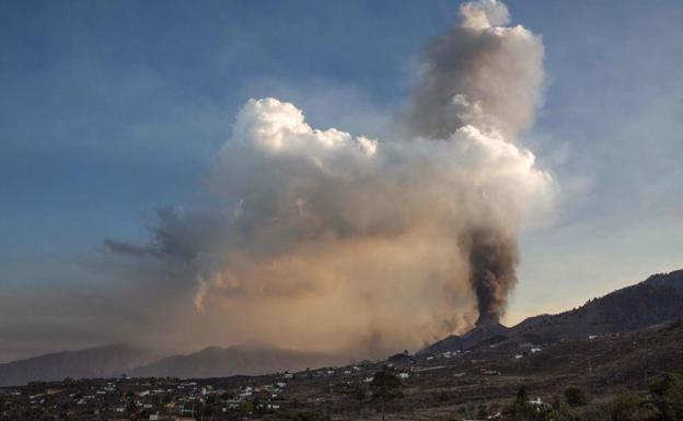 La lava se adentra de nuevo en Todoque y destruye la iglesia y el consultorio médico