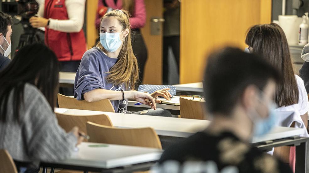 Los universitarios regresan al campus de la UR en el primer día de un curso