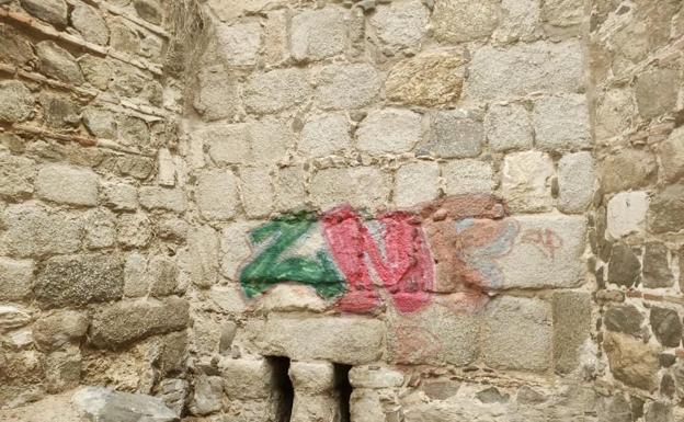 Vandalismo en una muralla medieval de Toledo