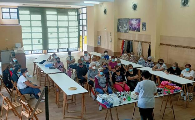 Éxito del taller de jabón de glicerina en Cornago