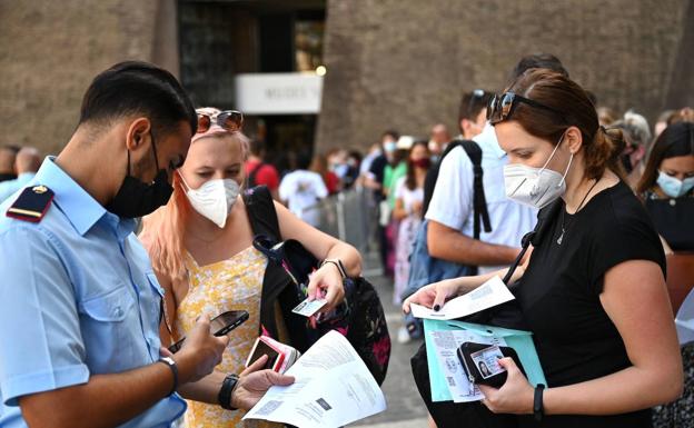 Sin sueldo los empleados del Vaticano sin certificado de vacunación