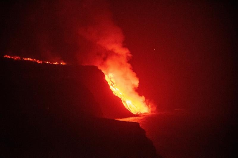 La llegada de la lava del volcán de La Palma al mar, en imágenes