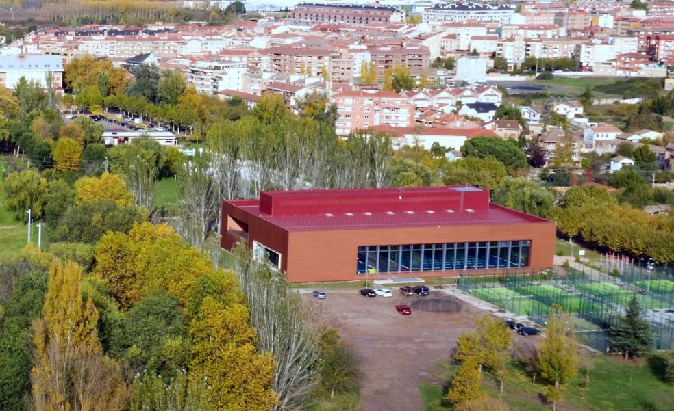 El pleno de Nájera aprueba la vuelta a los horarios normales en las piscinas de invierno