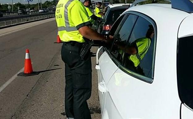 Casi 3.000 conductores fueron pillados en la última semana con el móvil al volante