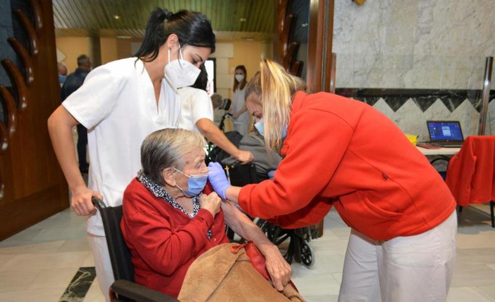 Vacunarse contra la covid y la gripe de forma simultánea es seguro