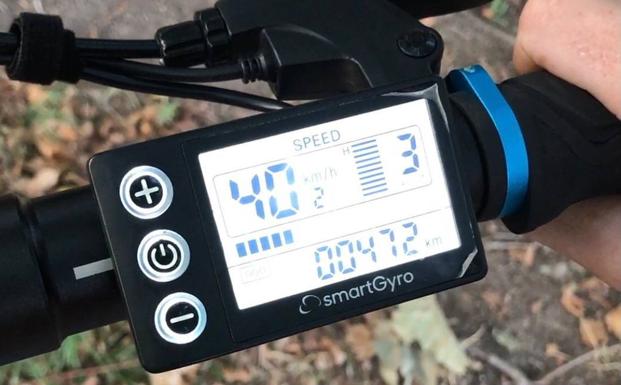 Interceptado un conductor de un patinete eléctrico por circular por la N-232 arrastrando un carro de la compra