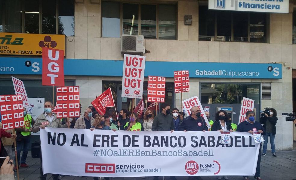 Protesta contra el ERE del Banco Sabadell y el cierre de oficinas en La Rioja