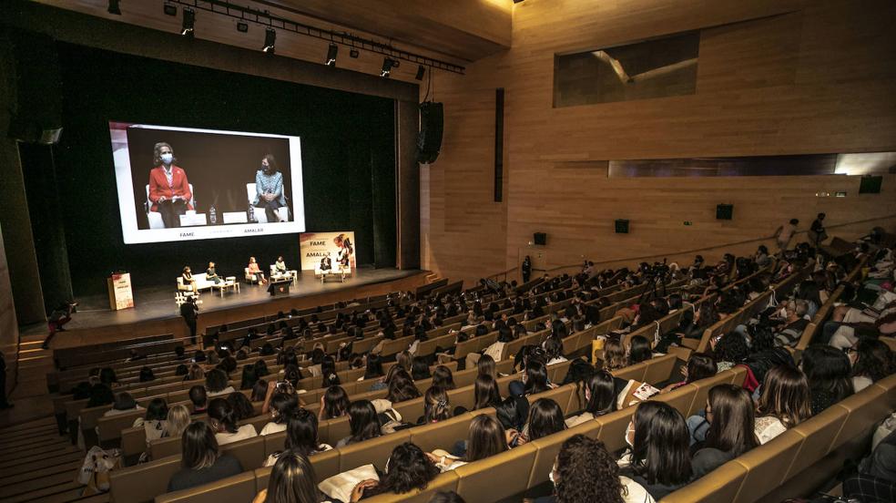 La infanta Elena acude al Congreso Nacional de Matronas