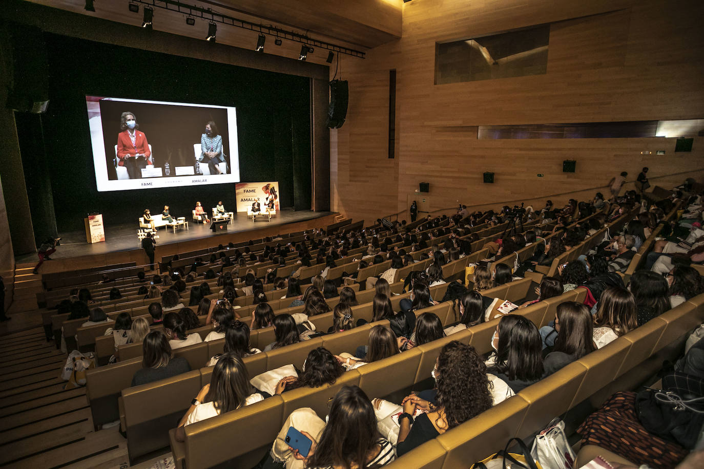 La infanta Elena acude al Congreso Nacional de Matronas