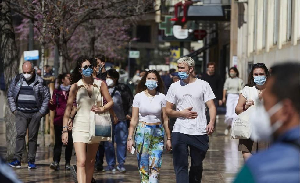 Sanidad descarta la retirada de las mascarillas en interiores a corto plazo