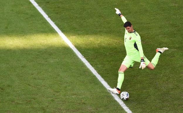 Courtois carga contra la UEFA: «Solo les importa el dinero»