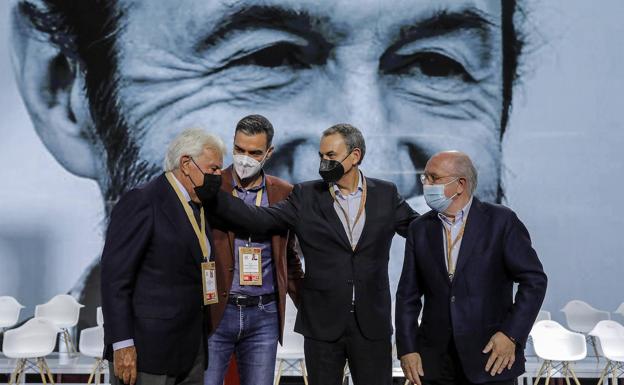 González regala a Sánchez la gran foto de la reconciliación pero insta a no rehuir la crítica