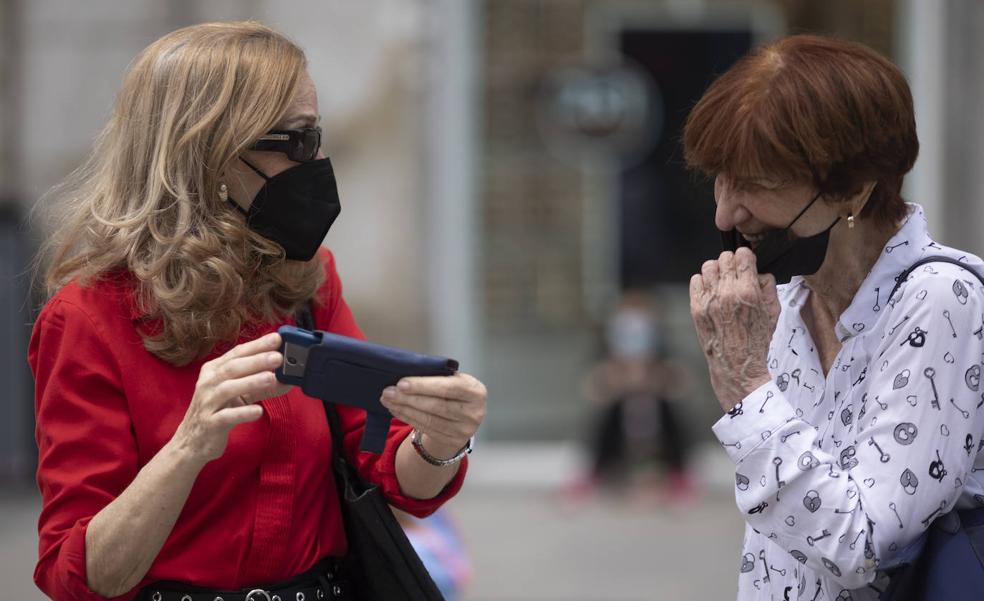 Sanidad y las comunidades acuerdan enfriar el debate sobre el fin de las mascarillas