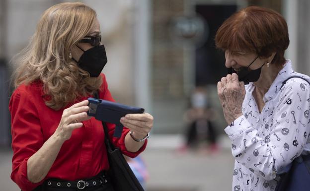 Sanidad y las comunidades acuerdan enfriar el debate sobre el fin de las mascarillas