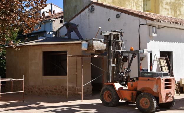 Nuevo almacén junto al edificio del teleclub en El Redal