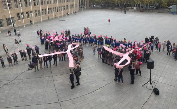 Salud pide que todas las mujeres acudan a la detección precoz del cáncer de mama, ya que solo lo hace un 80%