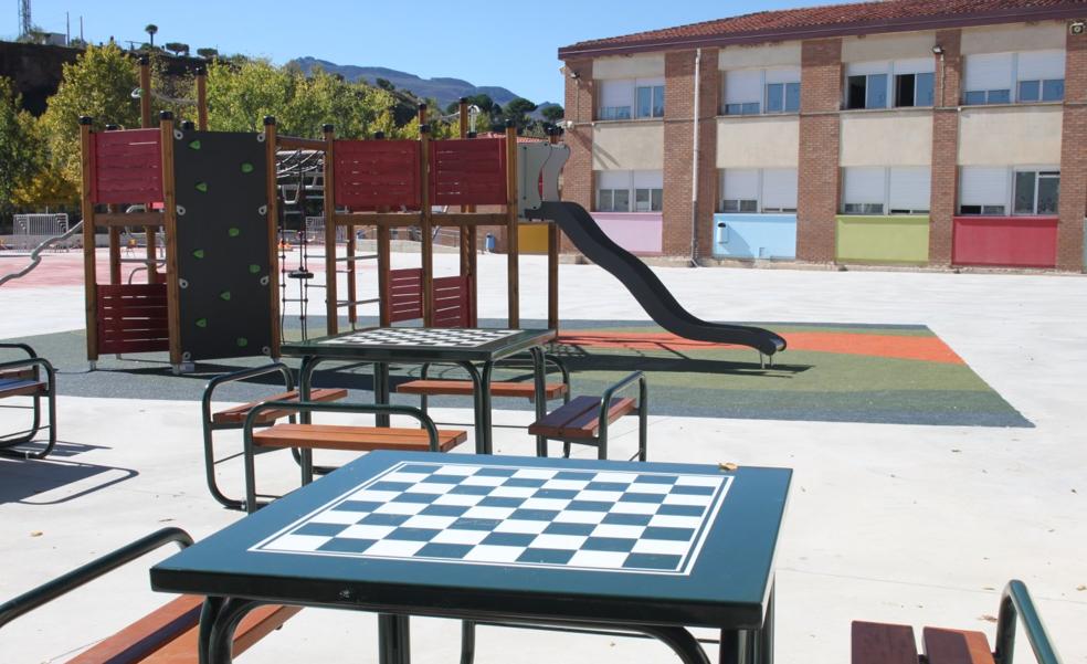 Los alumnos ya disfrutan del nuevo patio del Delgado Calvete de Arnedo