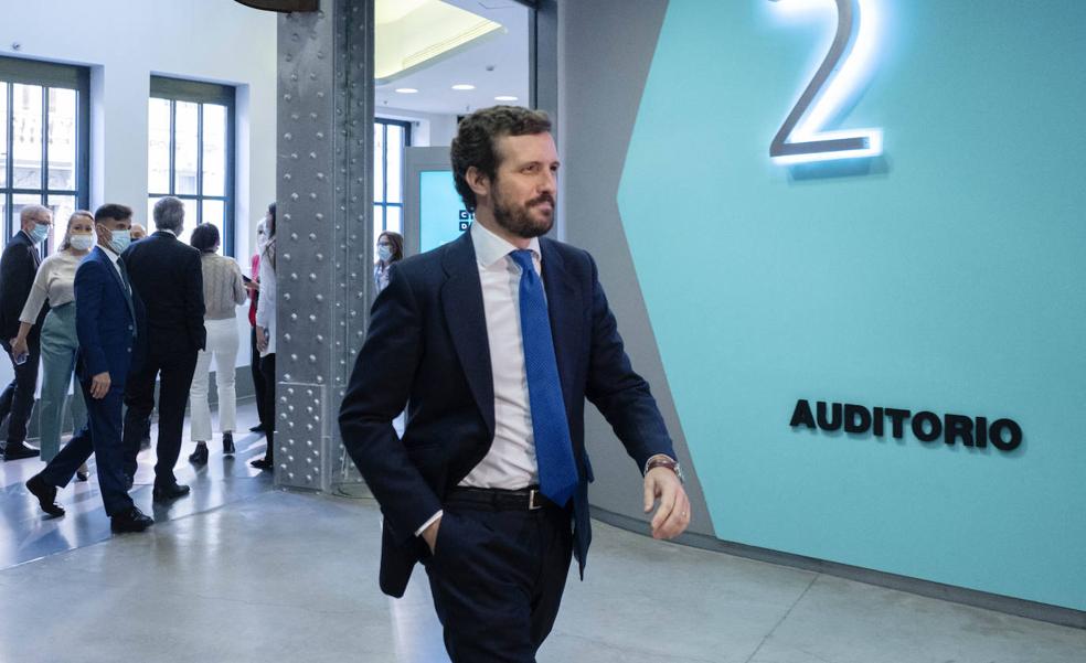 Casado presume de sus magistrados en el Constitucional mientras Sánchez calla