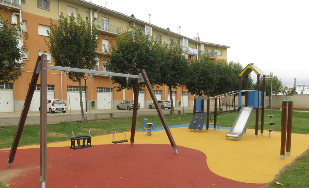 Alfaro atiende la petición vecinal y acondiciona un juego infantil en el parque Pasarela