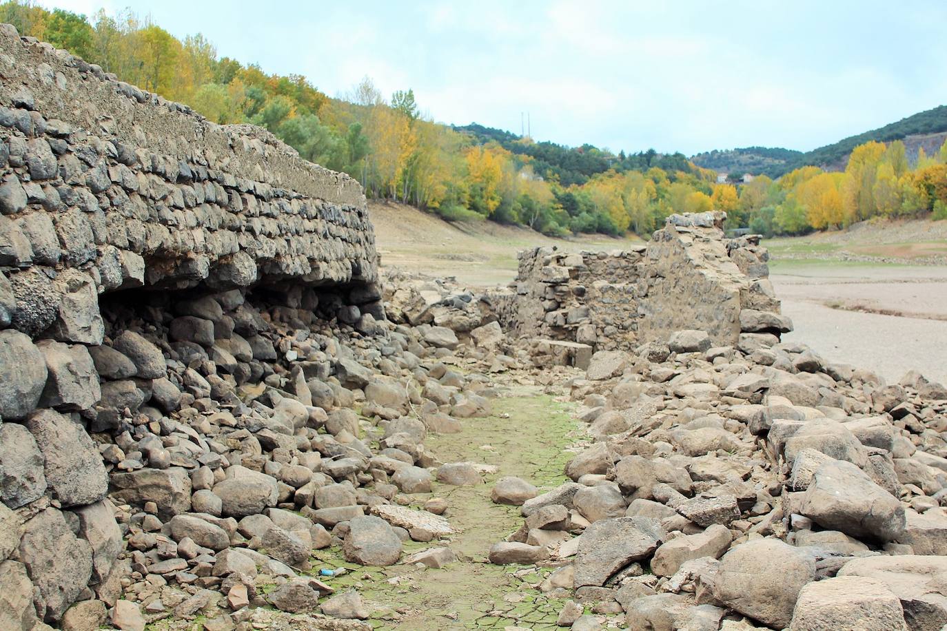 El bajo volumen de agua del González Lacasa deja ver Los Molinos