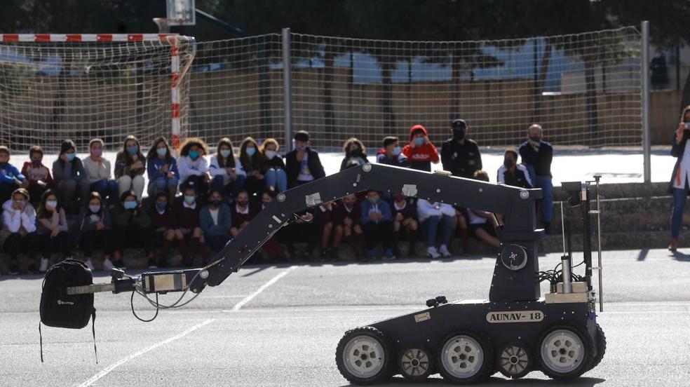 Exhibición de la Policía Nacional en el colegio Marianistas