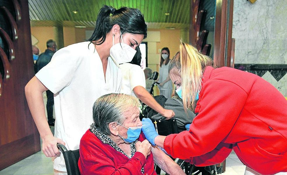 Las vacunas frenan el 90% de los ingresos hospitalarios y de las defunciones