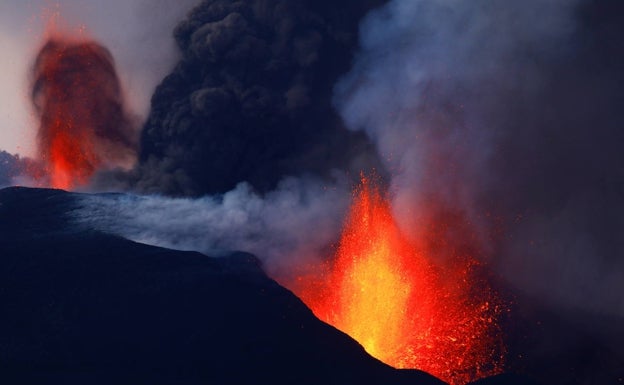 La lava discurre de forma abundante por terrenos ya destruidos