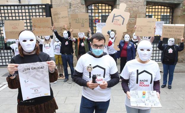 'Nadie sin hogar': Cáritas plasma la realidad de las personas sin casa en una 'performance'