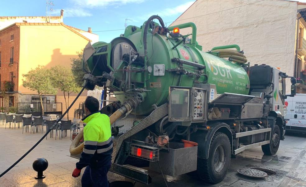 Santo Domingo realiza una limpieza a fondo de canalizaciones y arquetas