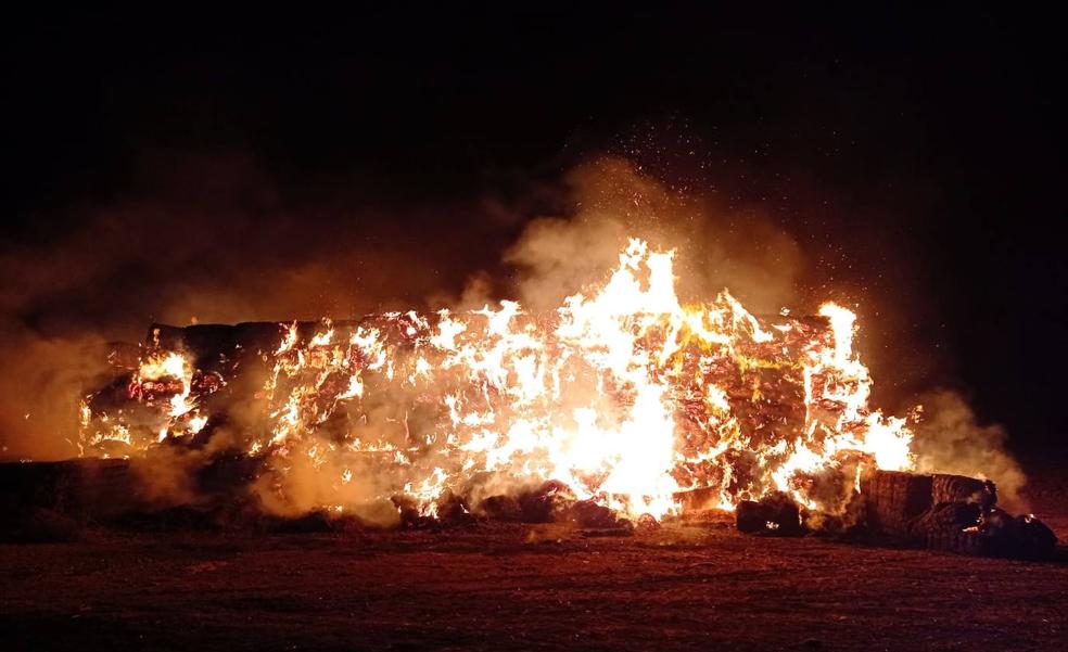 Arde una pila de fardos de paja de la alcaldesa de San Torcuato