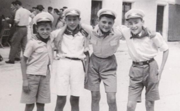 La Retina: jóvenes con gorras y pañuelos en las fiestas de Alcanadre de 1958