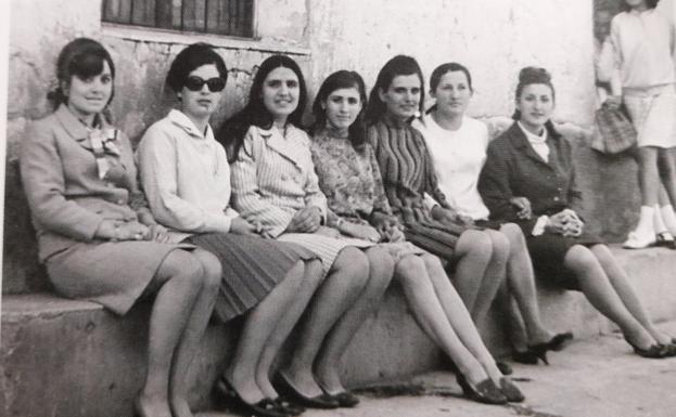 Un grupo de amigas posa en Alcanadre, en 1968