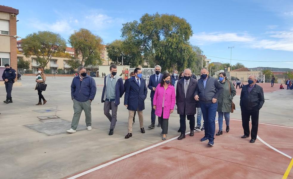 La reforma moderniza los patios del colegio Delgado Calvete tras 40 años de juegos