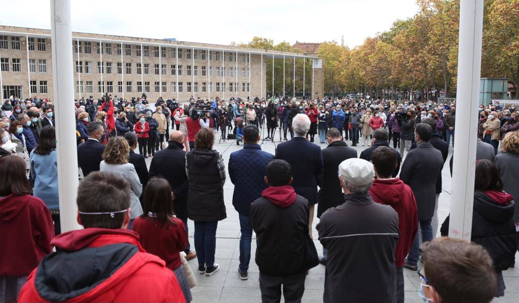 Cientos de personas se concentran en Logroño para mostrar su dolor por la muerte de Álex