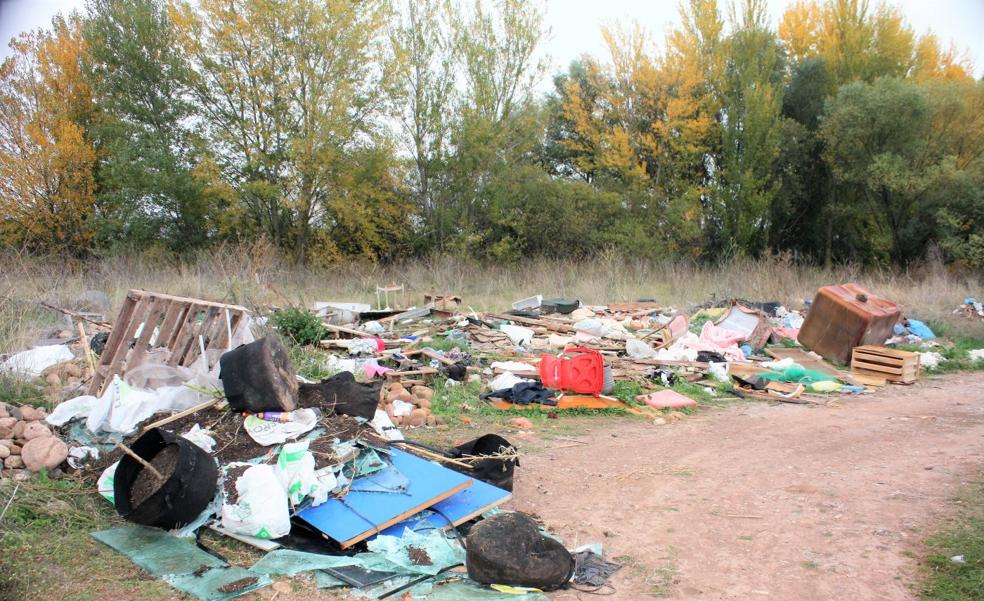 Amigos de la Tierra lleva al Parlamento el vertedero incontrolado junto al río Yalde