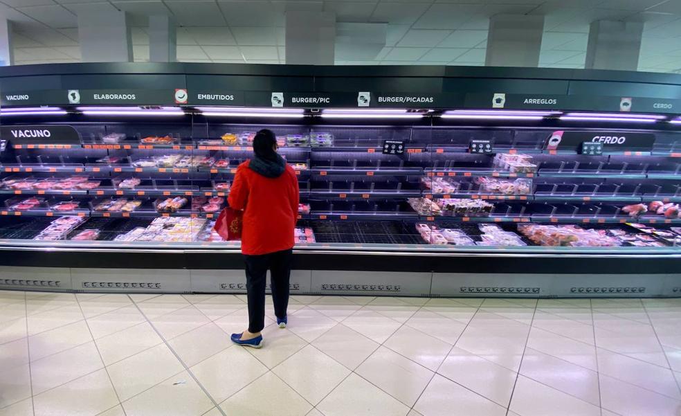 La crisis energética y de materias primas duplica los precios de los alimentos básicos en el último año