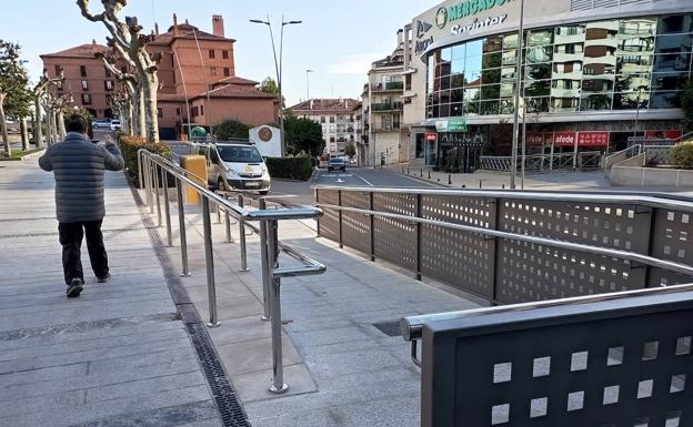 Nueva rampa de acceso a la avenida de la Estación desde el Mercadal, en Calahorra