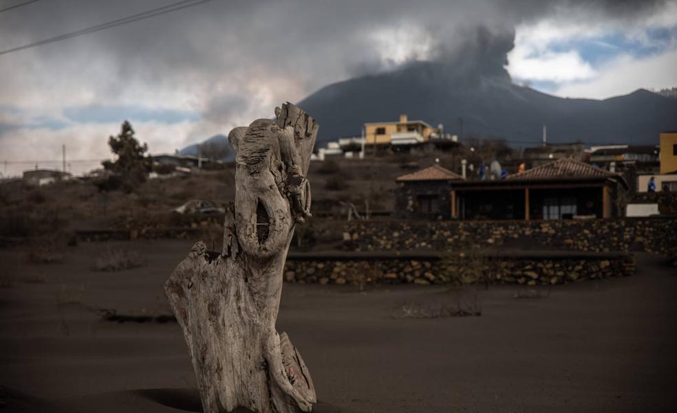 La lava cae sobre la playa de Los Guirres