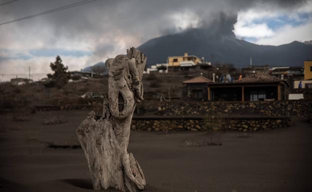 La lava cae sobre la playa de Los Guirres