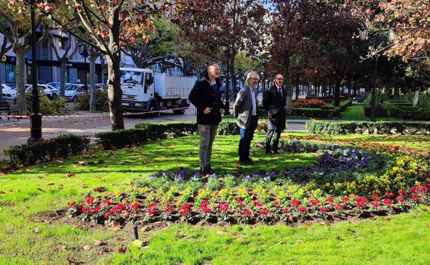 Logroño coloca en El Espolón un parterre con los colores de la bandera LGTBI+