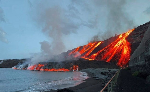 La lava llega por segunda vez al mar