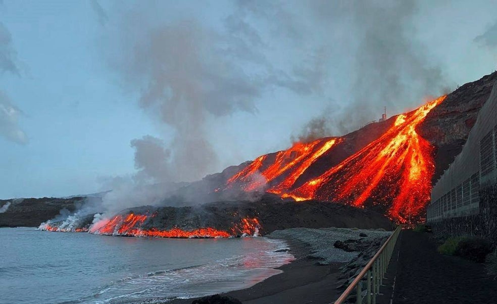 La lava llega por segunda vez al mar