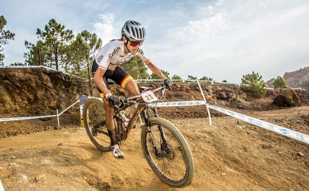 Natalia Fischer firma por el BH Templo Cafés