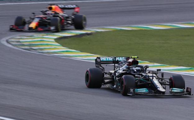 Bottas reina en un intenso día en el asfalto y los despachos