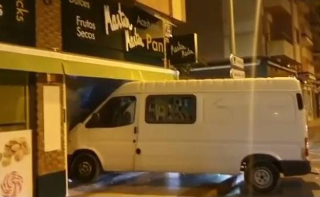 La Guardia Civil busca a los ocupantes de una furgoneta robada que se estrelló contra un comercio