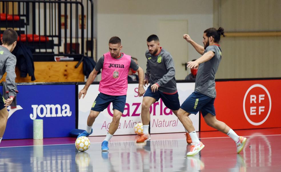 La absoluta de 'futsal' inicia en Logroño su camino hacia Europa