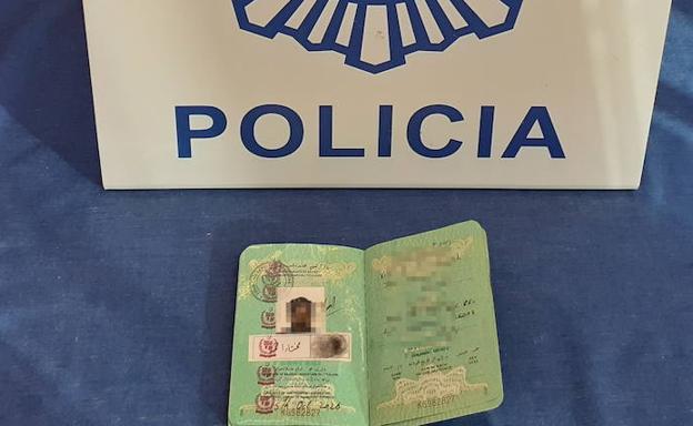 Detenido un pakistaní por manipular un pasaporte para renovar el permiso de residencia